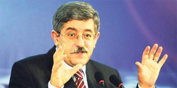 معارضو العهدة الرابعة بأم البواقي يرشقون موكب أويحيى بالبيض والياغورت