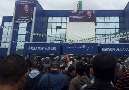 Le meeting d'Abdelmalek Sellal à Bejaïa empêché par une manifestation hostile au