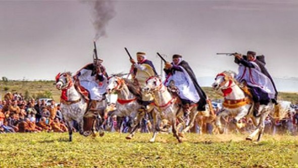 Fantasia aux couleurs locales à l'ouverture du festival touristique et historique de Doucen (Biskra)