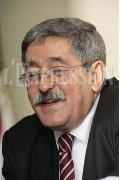 Ouyahia, le magicien et la colombe qui jaillit des flammes