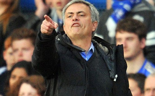 مورينيو يهنيء رئيس لجنة الحكام في الاتحاد الإنجليزي