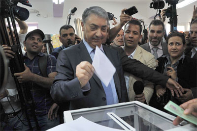 Benflis promet de réagir avec des moyens «politiques pacifiques»