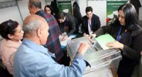 Retrouvailles dans un bureau de vote en banlieue parisienne