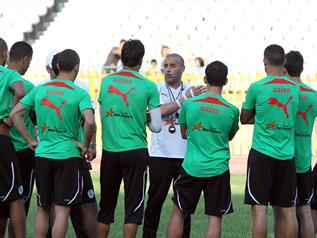 الزكام يطيح بلاعبي الجزائر كرة القدم - كأس أفريقيا للمحليين - روراوة يغادر إقامة المنتخب الجزائري بالسودان تحضيرا لانتخابات الفيفا وبن شيخة غاضب جدا.