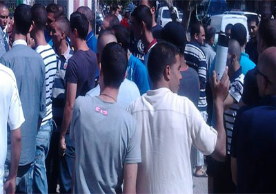 Ils observent une grève en compagnie de leurs familles