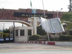 طلبة كلية الآداب واللغات بالقطب الجامعي أولاد فارس بالشلف يواصلون إضرابهم