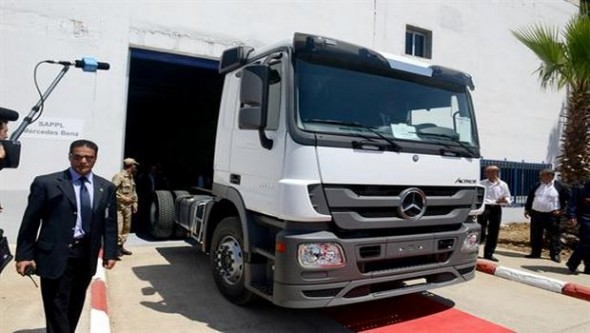 Algérie - Sortie de l'usine de Rouiba du premier camion sous le label Mercedes Benz