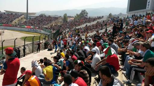 أجواء احتفالية في مدرجات ومحيط ملعب تشاكر للبليدة الممتلئ عن آخره