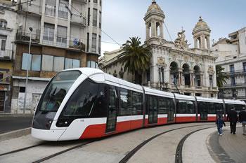 Le tramway d'Oran à l'arrêt
