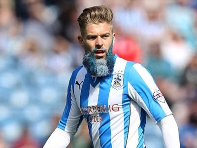 آدم كلايتون يصبغ لحيته بالازرق والابيض