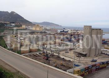 5 conteneurs de conserves de fruits refoulés