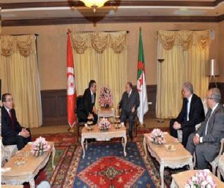 Bouteflika reçoit le chef du gouvernement tunisien Mehid Jomaa