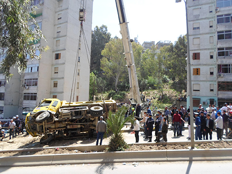 مقتل ثلاثة تلاميذ وبتر يد السائق و6 جرحى أمام متوسطة بسكيكدة