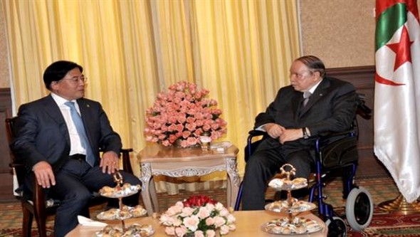 Le président Bouteflika reçoit l'ambassadeur de Chine en Algérie
