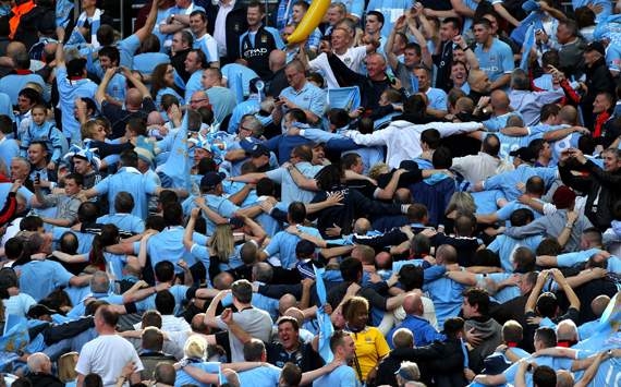 صورة..مناصر يحتفل بالعلم الجزائري ويرتدي اللباس الخليجي إثر تتويج 