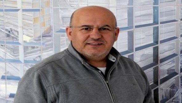 La ministre de la Culture félicite le plasticien Driss Ouadhahi qui a remporté le prix 