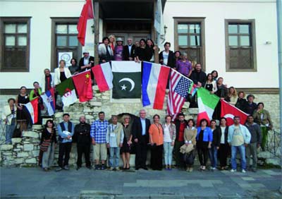 Deux plasticiennes représentent l'Algérie