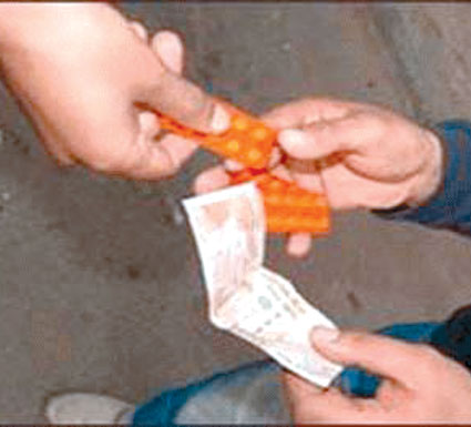 عاد للاتجار بالمخدرات رغم أنه سجن 18 سنة                    مسبوق قضائيا يستغل وصفات مرض قريبه لترويج المهلوسات في تيبازة