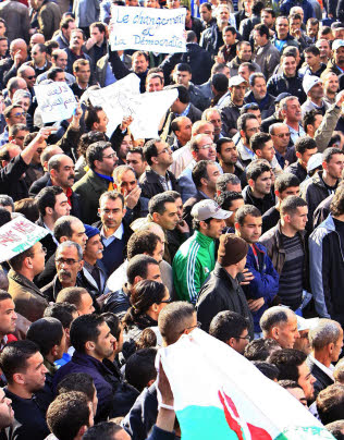 Algérie: l'opposition se divise en deux