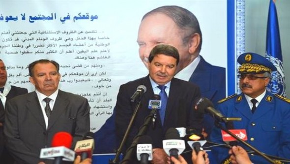 Le Général-major Hamel annonce la suppression de la fiche de renseignements pour les voyageurs à l'aéroport d'Alger