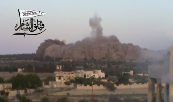 فيديو مثير لتفجير معسكر قوات الأسد بوادي الضيف بإدلب