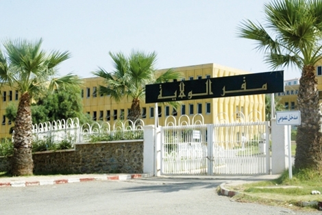 رئيس دائرة احمر العين بتيبازة يعتدي على مواطن