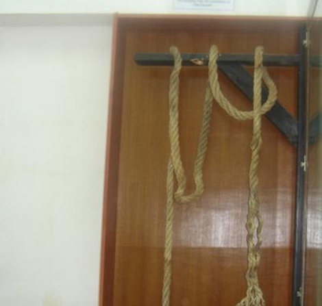 راعي غنم يقيّد ابنيه بالحديد حتى لا يؤذيان الناس بأم البواقي