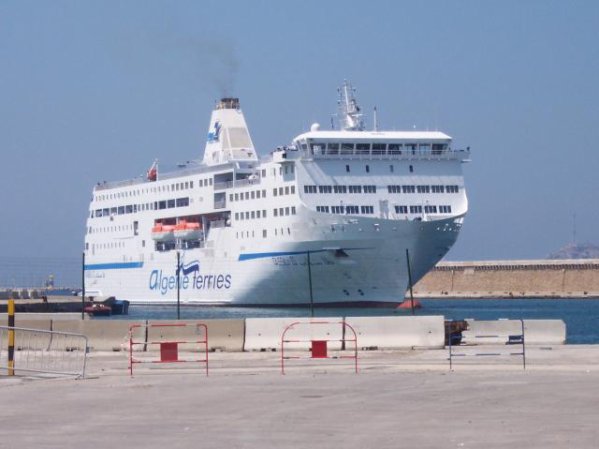 DES CENTAINES D’ALGÉRIENS Y EMBARQUERONT Le Tassili II prend la mer pour Benghazi