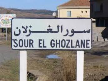 سكان سور الغزلان يحتجون أمام ولاية البويرة