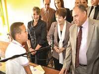 Alors qu'Elle donnait le coup d'envoi de l'examen de L'EX-6e