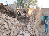 La population touchée par le séisme de jeudi en colère