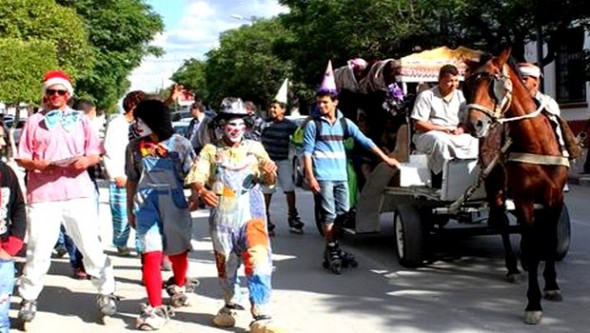 Un défilé de clowns en ouverture de la manifestation 