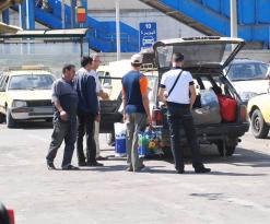 يوم في تاكسي العاصمة.. فائض الوقت، الحديث والحياة