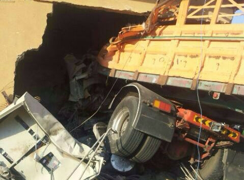 وفاة ثلاث طالبات في اصطدام شاحنة بمركز التكوين المهني بالصوامع بالمسيلة