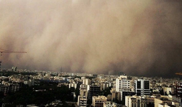 العاصمة الإيرانية طهران تغرق وسط عاصفة رملية غير مسبوقة تخلف قتلى