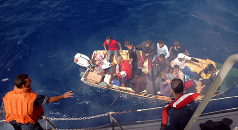 مروحية للجيش تنقذ 14 