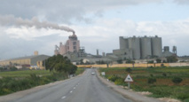 La fumée de la cimenterie de Beni Saf source de pollution