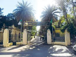 Afin de renforcer l'intégration de l'école dans l'environnement économique