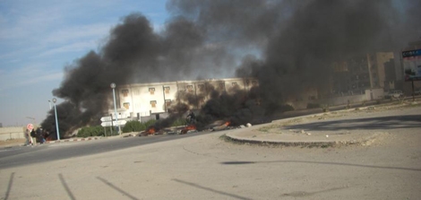 محتجون يقطعون الطريق ويحاولون حرق منزل