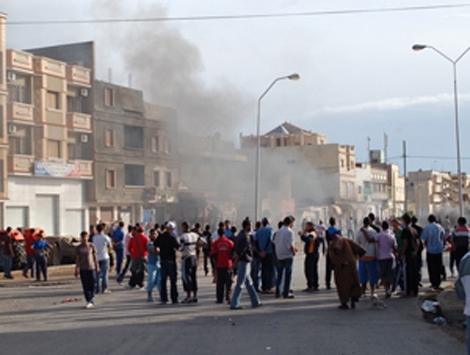 عشرات المواطنين يغلقون الطرقات بوهران