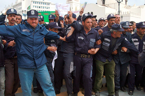300 عون حرس بلدي يتجمهرون أمام مقر ولاية سعيدة