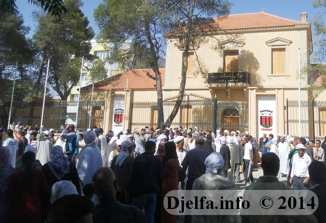 المعوزّون يشلون وسط مدينة الجلفة احتجاجا على عدم تسلّمهم قفة رمضان