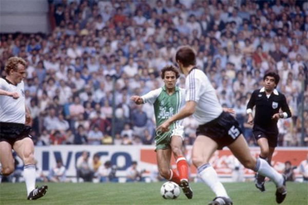 هكذا تابع الجزائريون ملحمة خيخون بالأبيض والأسود في‮ ‬المقاهي‮ ‬وقاعات السنيما