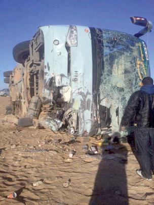 قتيلان و18 جريحا في انقلاب حافلة بإليزي