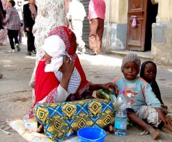 التسول مهنة من لا مهنة له في رمضان بشوارع وهران