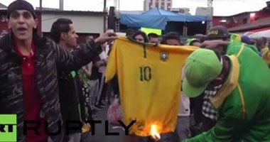 جماهير البرازيل تحرق قميص نيمار وتطالب بمحاكمة رئيسة البلاد، سكولاري واللاعبين