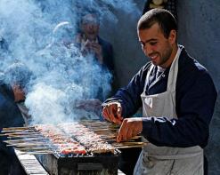 خبز بنكهة غبار السيارات ولحم مشوي فوق المجاري المائية بقسنطينة