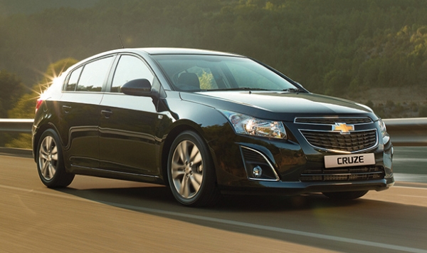 فتاة تراوغ شابا وتسرق سيارته من نوع 