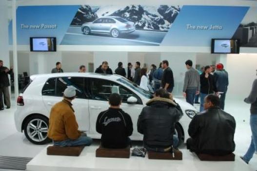 غياب شقراوات أوروبا يهدد صالون السيارات بالفشل