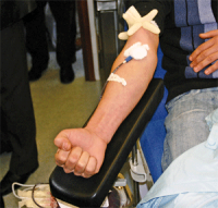 Collecte de sang devant des mosquées